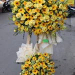 mẫu kệ hoa khai trương màu vàng