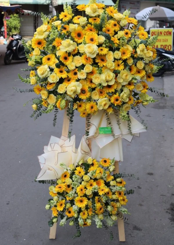 mẫu kệ hoa khai trương màu vàng