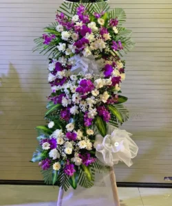 Kệ hoa chia buồn màu tím