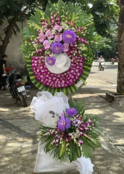 Vòng hoa chia buồn màu tím