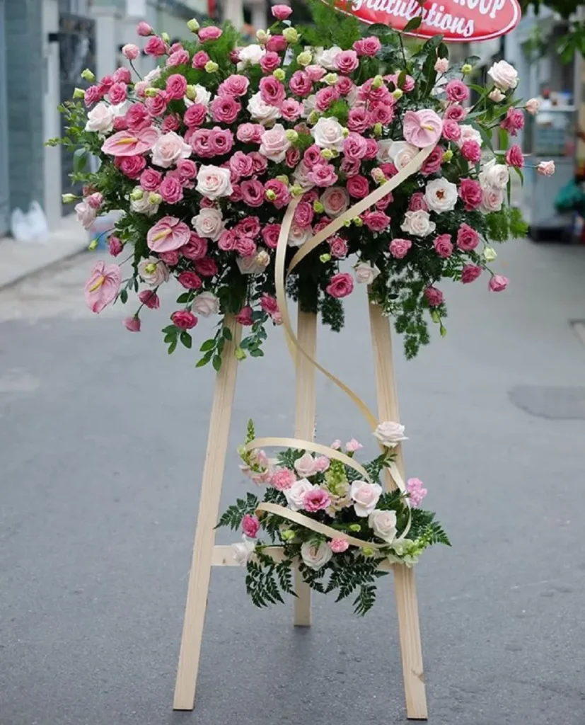 chọn hoa khai trương màu đỏ, vàng tượng trưng cho tài lộc