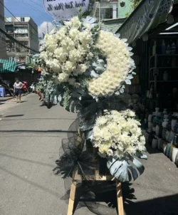 đặt vòng hoa viếng đám tang mẹ bạn, mẹ đồng nghiệp trong công ty