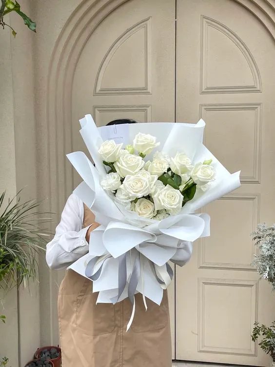 bó hoa hồng gói giấy báo, giấy trắng