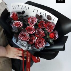 bó hoa hồng ngoại nhập màu đỏ giấy đen