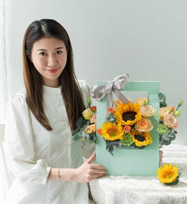 giỏ hoa hướng dương và hoa hồng