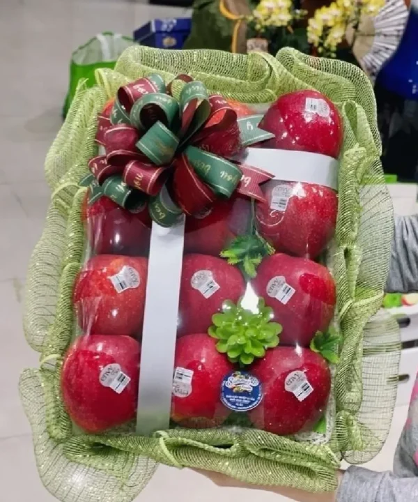 Giỏ trái cây 200k giá rẻ với táo Giỏ trái cây 200k giá rẻ với táo