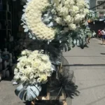 Kệ hoa chia buồn sang trọng tone trắng