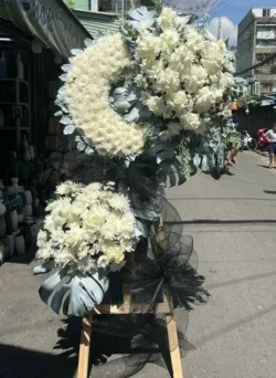 Kệ hoa chia buồn sang trọng tone trắng