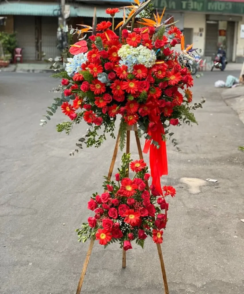 kệ hoa đồng tiền đỏ 2 tầng