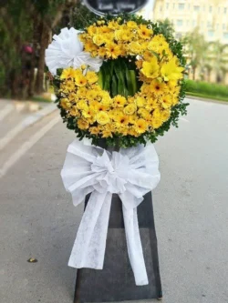 vòng hoa viếng màu vàng