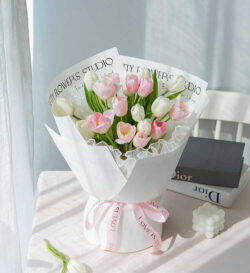 Bó hoa tulip màu hồng và màu trắng