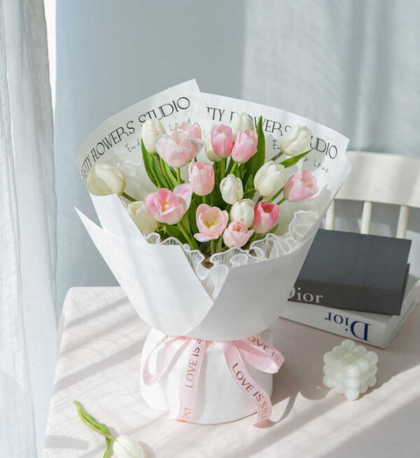 Bó hoa tulip trắng hồng (4) Bó hoa tulip màu hồng và màu trắng