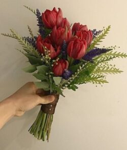 bó hoa cưới tulip đỏ