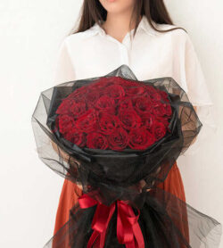 bó hoa hồng đỏ giấy đen cầu hôn