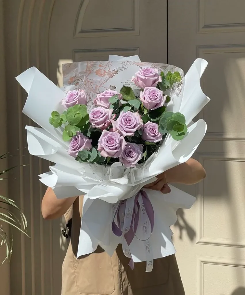 bó hoa hồng tím 10 bông mang ý nghĩa trọn vẹn phù hợp các dịp chúc mừng như tốt nghiệp, sinh nhật