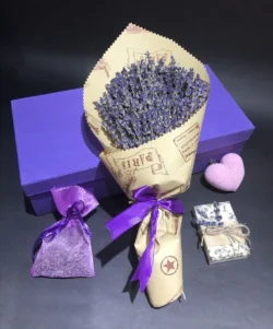 Bó hoa oải hương gói giấy báo