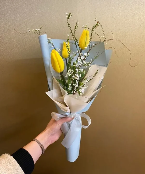 Bó hoa tulip 3 bông màu vàng giá 450k Bó hoa tulip 3 bông màu vàng giá 450k