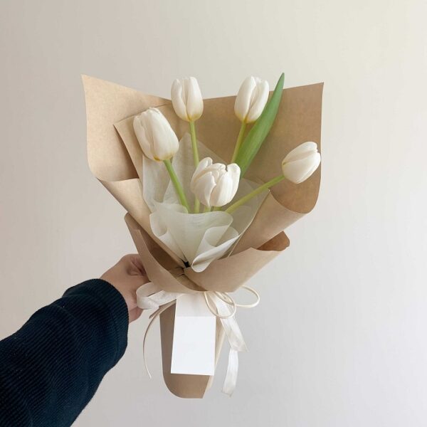 bó hoa tulip 5 bông màu trắng