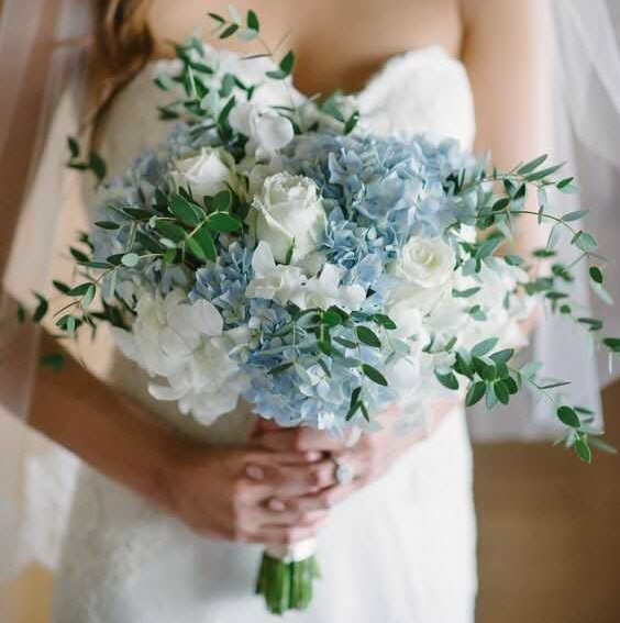 Hoa cưới cẩm tú cầu và hoa hồng