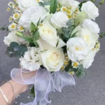 hoa cưới cát tường cầm tay cô dâu
