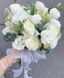 hoa cưới cát tường cầm tay cô dâu