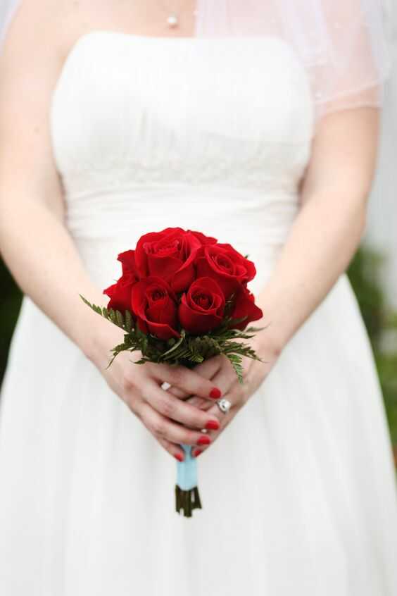 bó hoa cầm tay hoa hồng đỏ
