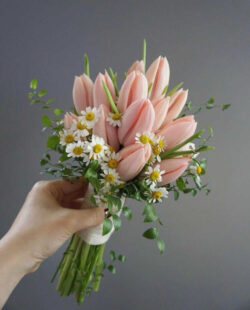 bó hoa cưới tulip màu hồng