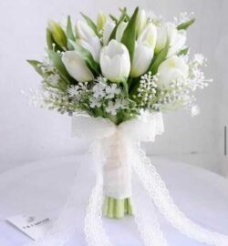 bó hoa tulip màu trắng cô dâu