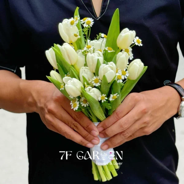 bó tulip cầm tay cô dâu