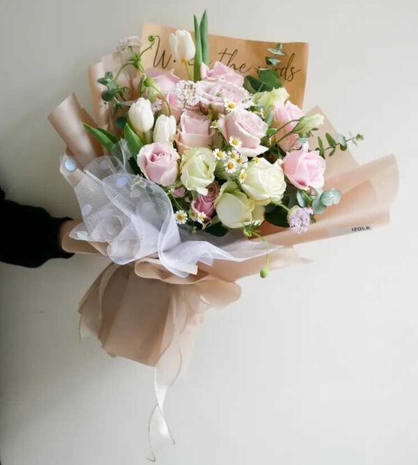 bó hoa tulip và hoa hồng