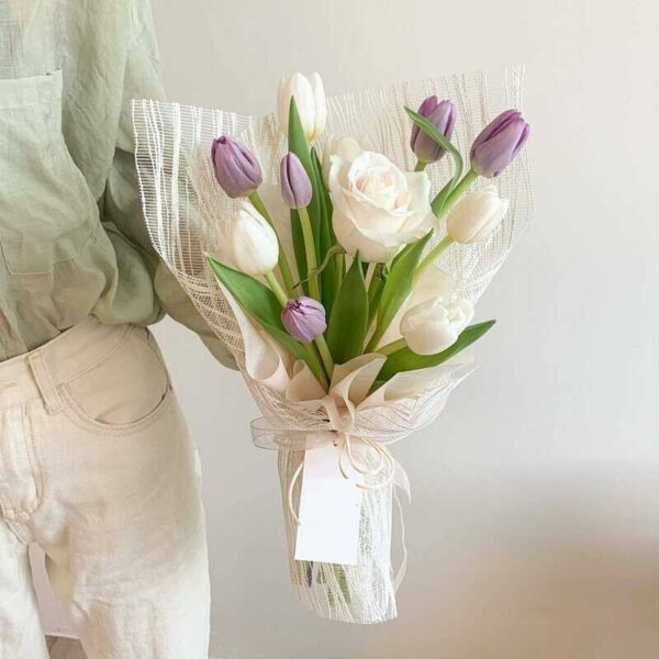 bó hoa tulip tím và hoa hồng trắng