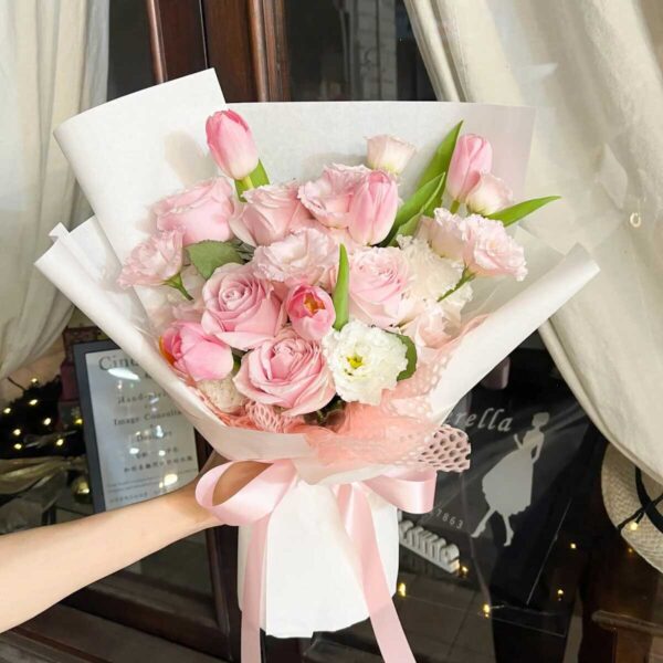 bó hoa tulip với hoa hồng