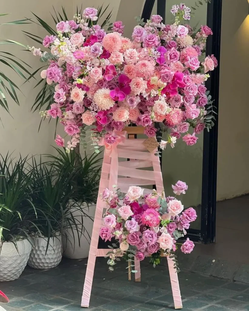 kệ hoa hồng khai trương