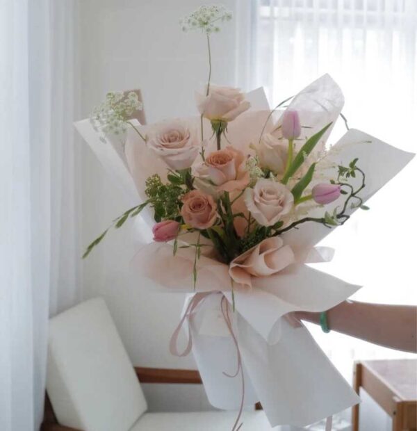 bó hoa tulip mix hoa hồng