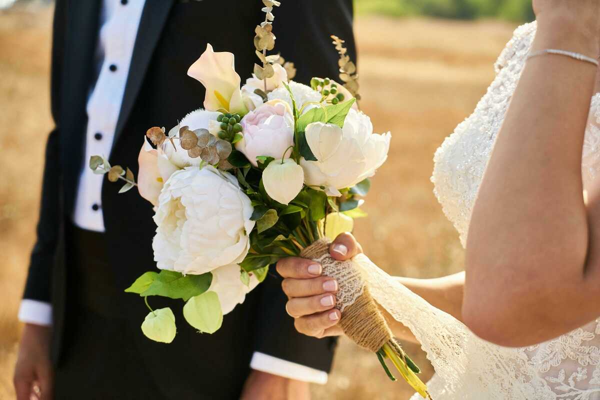 bó hoa cưới cầm tay cô dâu