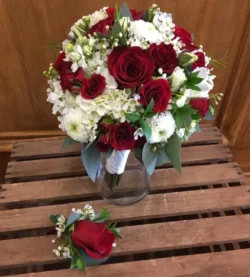 Mẫu hoa cưới đỏ trắng mix hoa baby