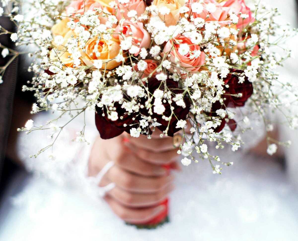 hoa cưới cầm tay cô dâu