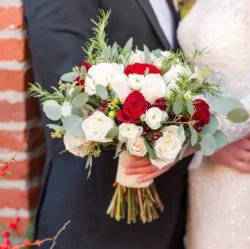 Hoa cưới cầm tay trắng đỏ