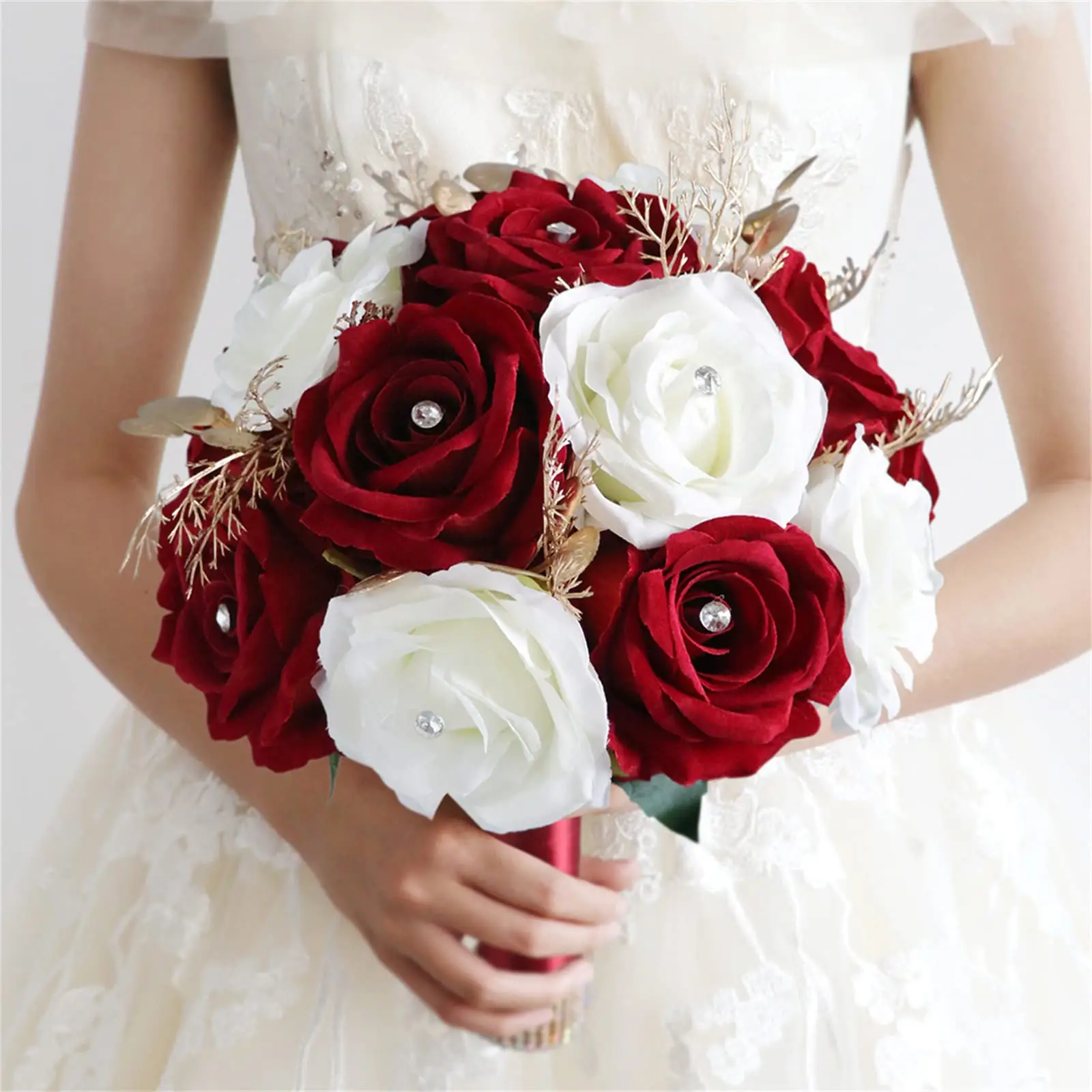 bó hoa cưới màu đỏ trắng
