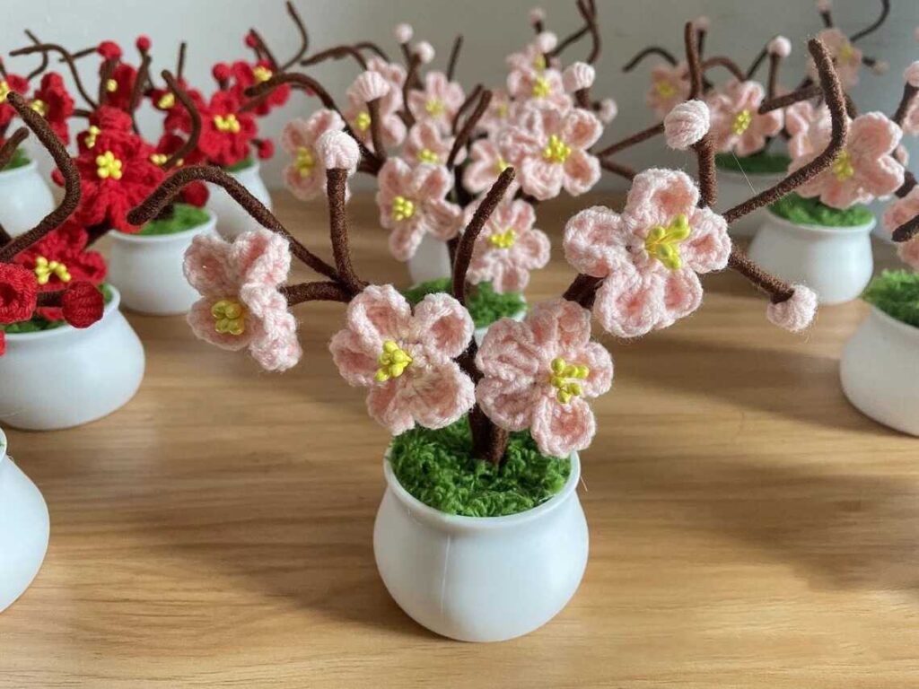chậu hoa đào bằng len
