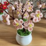 chậu hoa đào bằng len