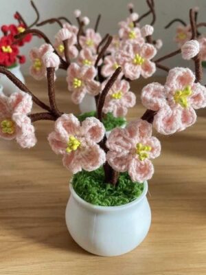 chậu hoa đào bằng len