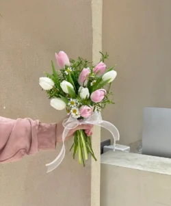bó hoa cưới tulip hồng trắng