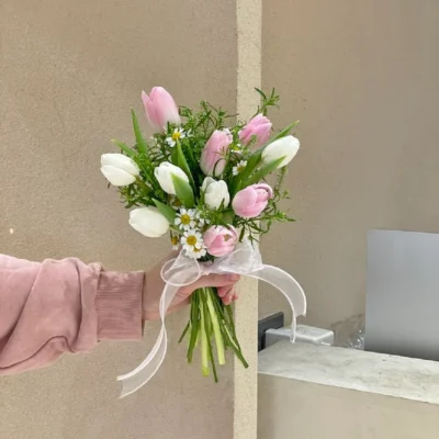 bó hoa cưới tulip hồng trắng