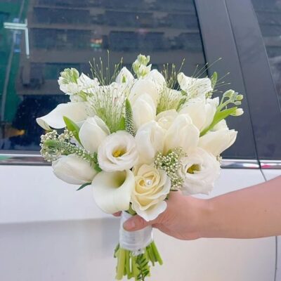 Hoa cưới tulip và hoa hồng