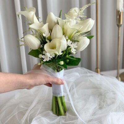 bó hoa cưới cầm tay calla lily