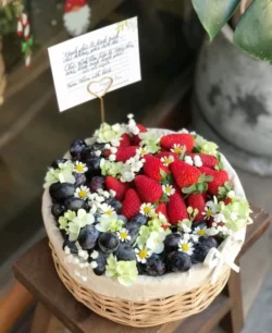 Giỏ trái cây và hoa tươi