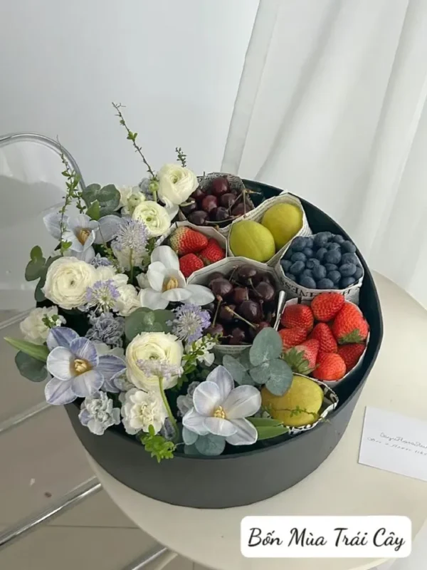 Giỏ trái cây với hoa tươi