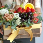 Giỏ trái cây kèm hoa tươi