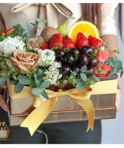 Giỏ trái cây kèm hoa tươi